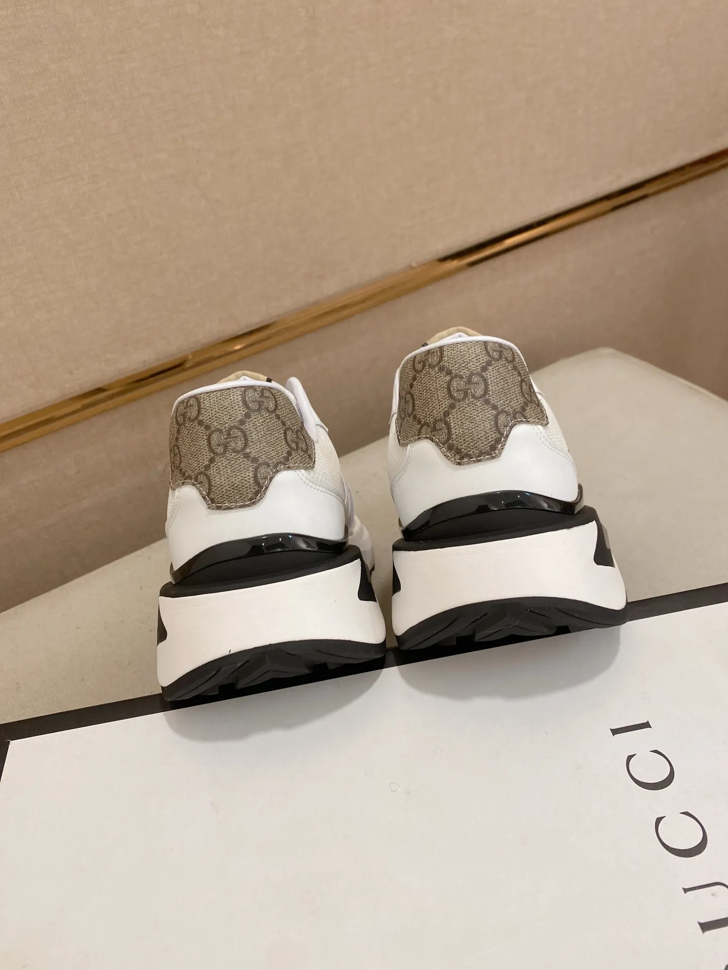 Men's shoes 💰 462💰The new GUCCI (Gucci) counters are launched simultaneously. The new men's shoes, 😘fabrics are selected from imported cowhide, and the lining is sheepskin lining. 👍🏿 High-end ☄️ air-cushion molded anti-slip rubber outsole, exquisite lines, simple and elegant, comfortable and high-end for leisure travel. Code number: 38 to 44 (45 can be customized and cannot be returned or exchanged)